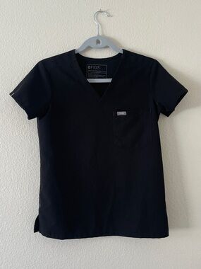 Figs Catrina One Pocket Top